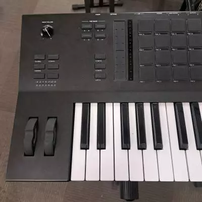Store Special Product - Akai - MPCKEY61
